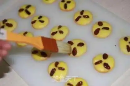 Make raisin frost cookies step 4