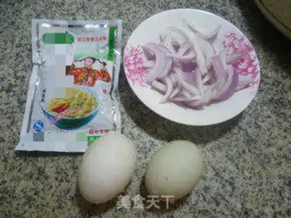 Make Onion gravy and duck eggs step 0
