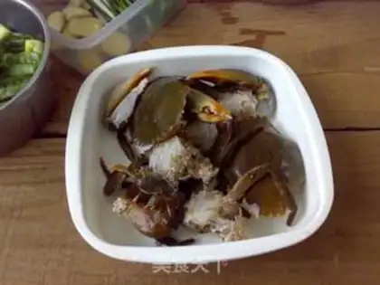 Make Crabs boil bitter melons step 1