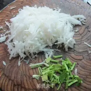 Make The water is boiled with radish step 0