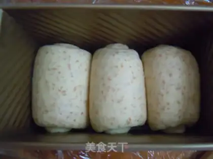 Make Chinese all-wheat-covered toast step 11