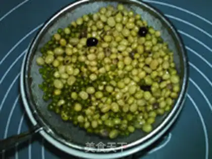 Make "Red dates green bean soy" step 1