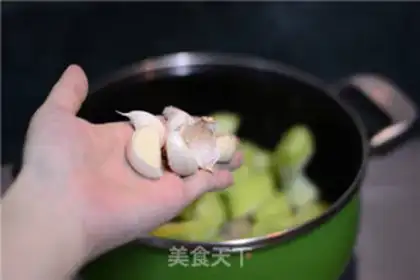 Make Bones soup for bitter melons step 1
