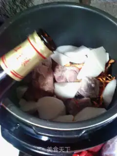Make Weeds, radish, dragonbone soup step 5