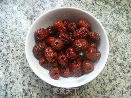 Make Wine and red date quail egg soup step 1