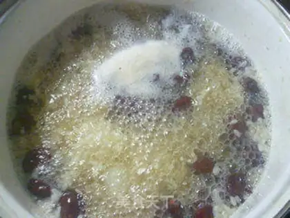 Make Wine and red date quail egg soup step 5