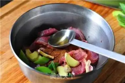 Make Five fragrances of fried meat step 2