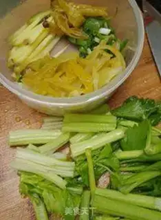 Make Celery pickles step 0