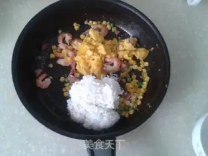 Make Shrimp ham and egg fried rice step 4