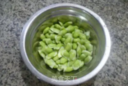 Make Five flowers white and fried beans step 1