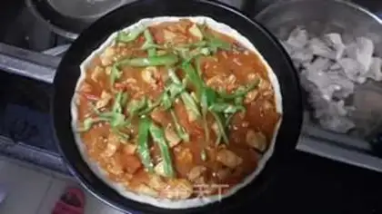 Make Tomato chicken pizza step 1