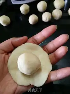Make Squeeze meat mooncake step 5