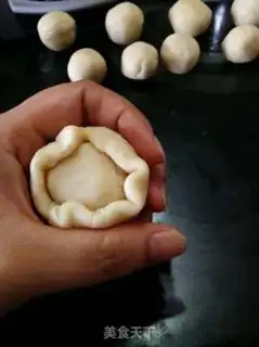 Make Squeeze meat mooncake step 6