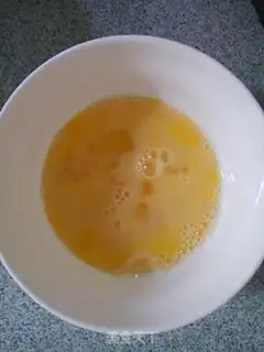 Make Shrimp sauce, fried eggs step 2