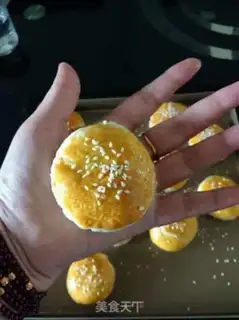 Make Squeeze meat mooncake step 19