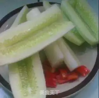 Make cucumber fried lunch meat step 1