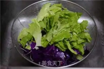 Make Red shrimp yogurt salad step 1