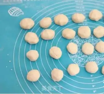 Make Rose flower mooncake step 5