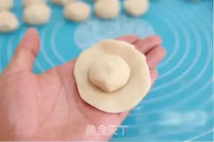 Make Rose flower mooncake step 7