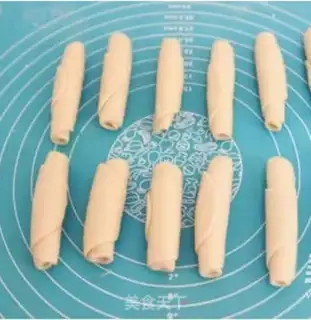 Make Rose flower mooncake step 13