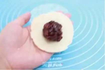 Make Rose flower mooncake step 14