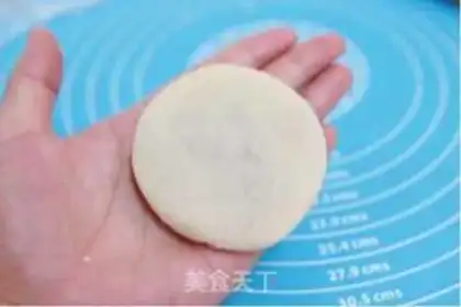 Make Rose flower mooncake step 16