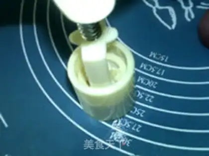 Make A milk-free violet moon cake step 15