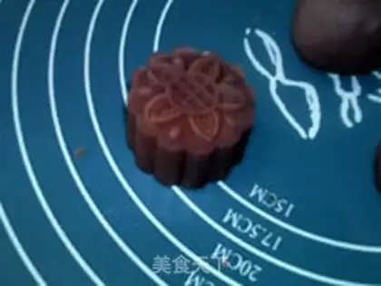 Make A milk-free violet moon cake step 16