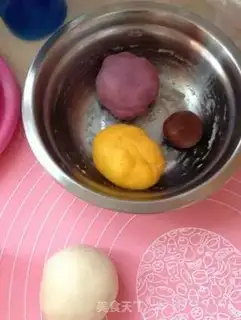 Make Colored ice lunar pie step 3