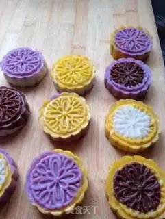 Make Colored ice lunar pie step 7
