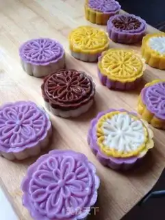 Make Colored ice lunar pie step 8