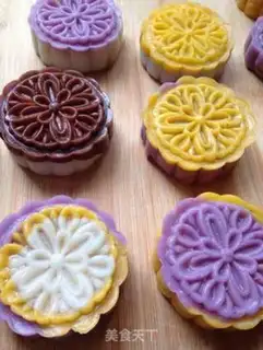 Make Colored ice lunar pie step 9