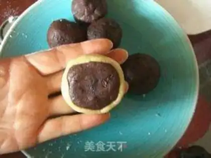 Make Cinnamon bean mooncake step 11