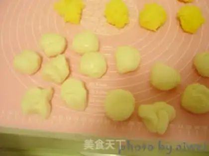 Make A milky ice-cream mooncake step 6