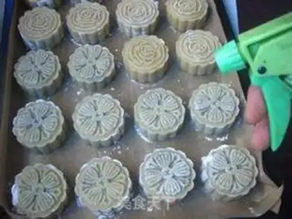 Make Cinnamon bean mooncake step 13