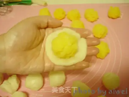 Make A milky ice-cream mooncake step 8