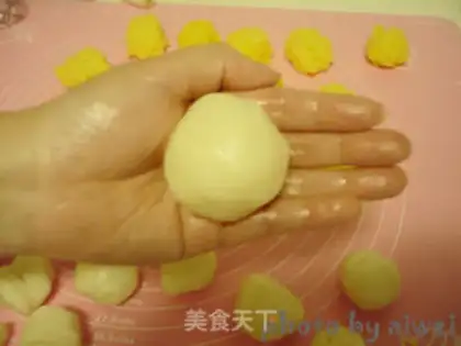 Make A milky ice-cream mooncake step 9