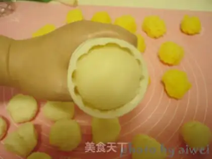 Make A milky ice-cream mooncake step 10