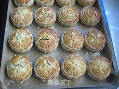 Make Cinnamon bean mooncake step 16