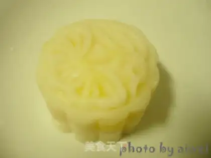 Make A milky ice-cream mooncake step 11
