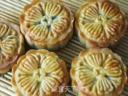 Make Cinnamon bean mooncake step 17