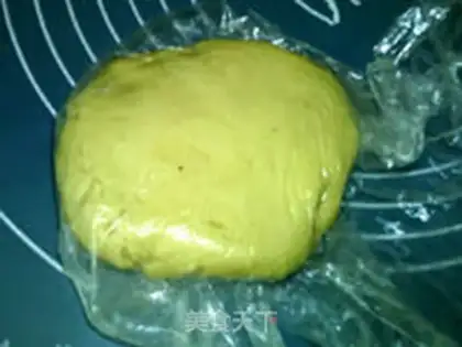 Make A bee green moon cake step 6