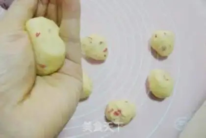 Make The flower rose mooncake step 7