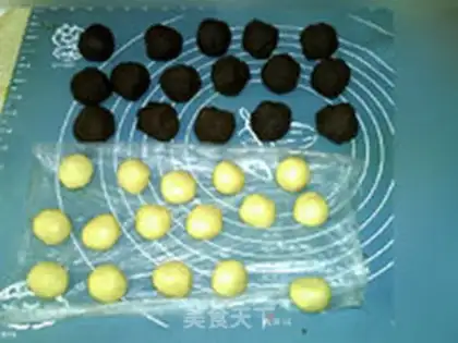 Make A bee green moon cake step 7