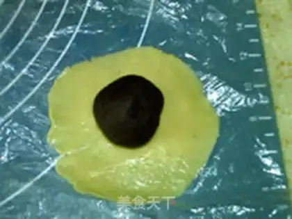 Make A bee green moon cake step 8