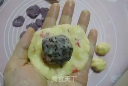 Make The flower rose mooncake step 9