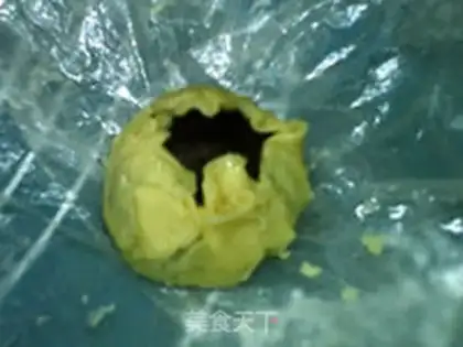 Make A bee green moon cake step 9