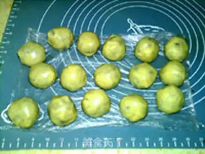 Make A bee green moon cake step 10