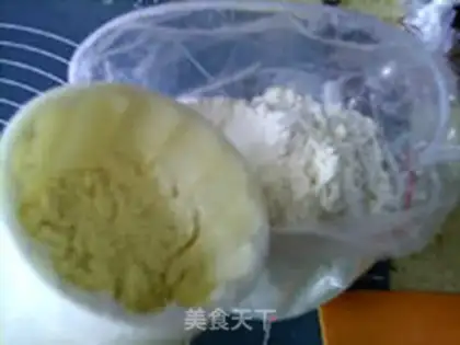 Make A bee green moon cake step 11