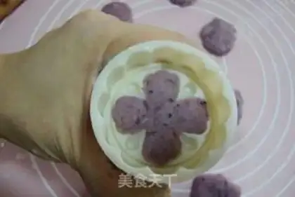 Make The flower rose mooncake step 11